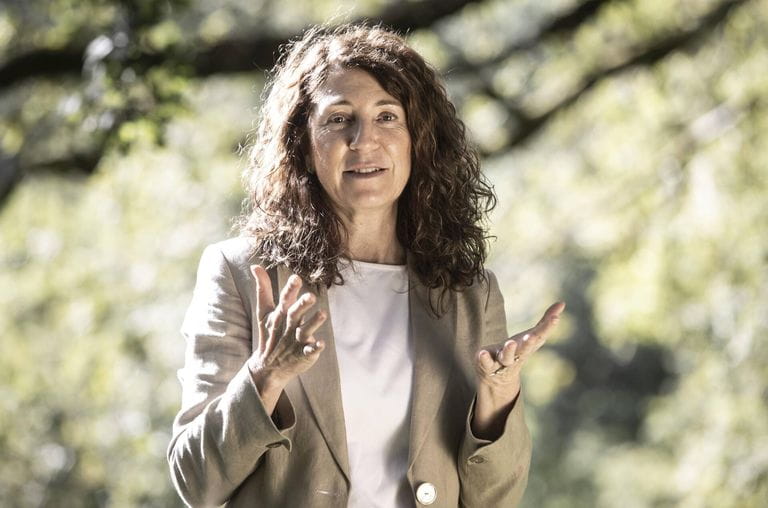 Persona utilizando ordenador portátil