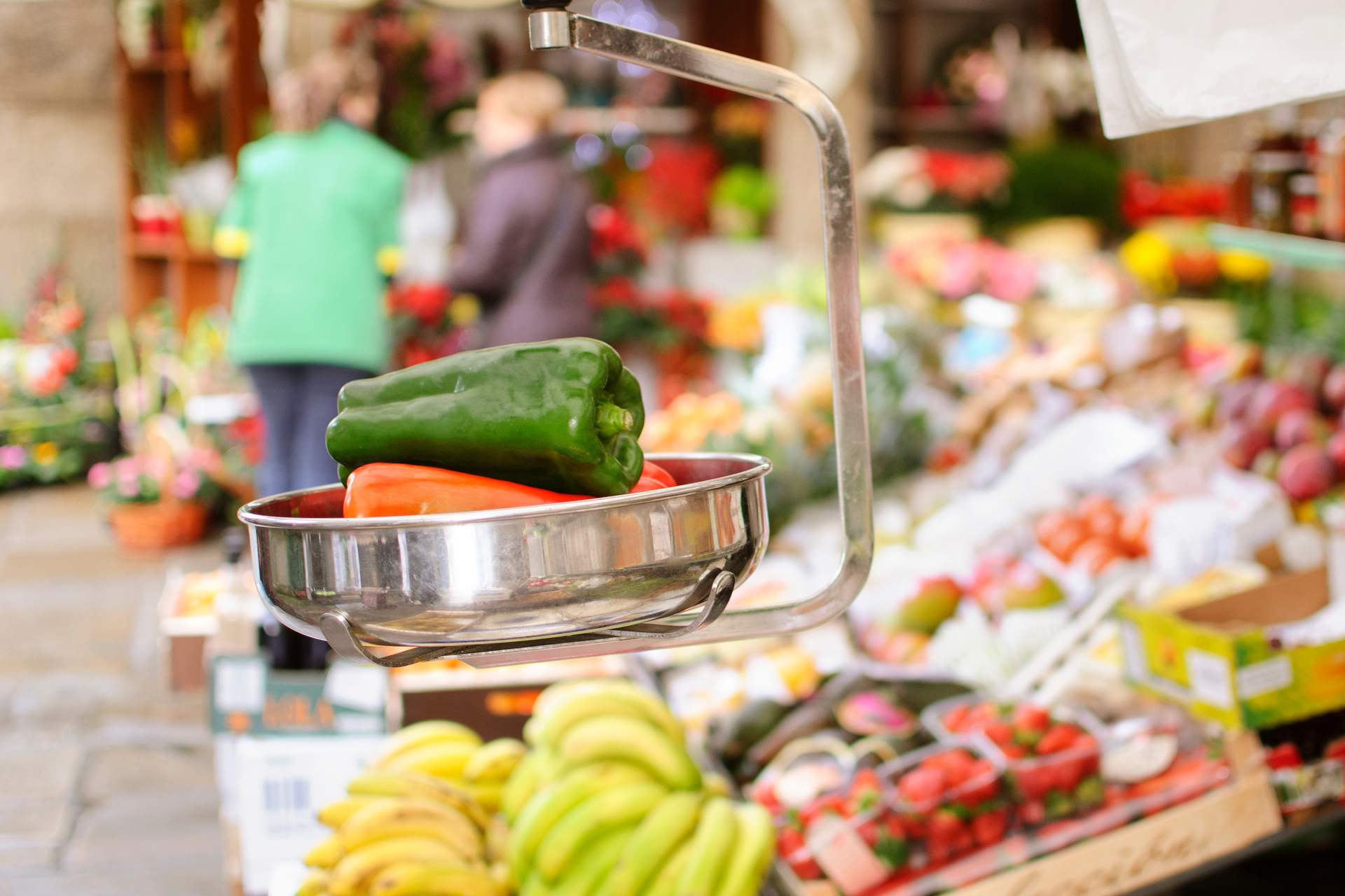 Dos personas dándose la mano