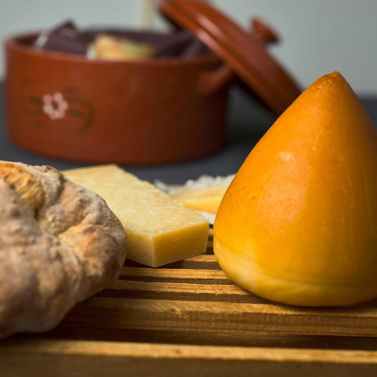 Pila de libros con gafas encima